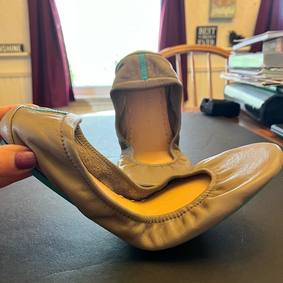 NIB Tieks Taupe Size 9 - Picture 2 of 5